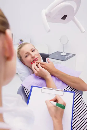 female-patient-with-toothache-clinic